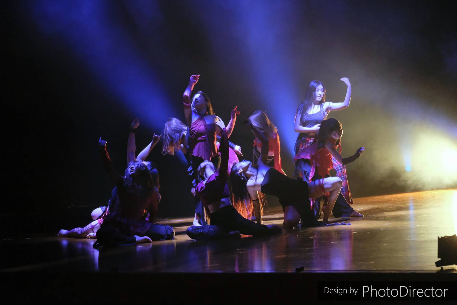 発表会のステージで、照明の中パフォーマンスするDance Studio Avenirのダンサーたち