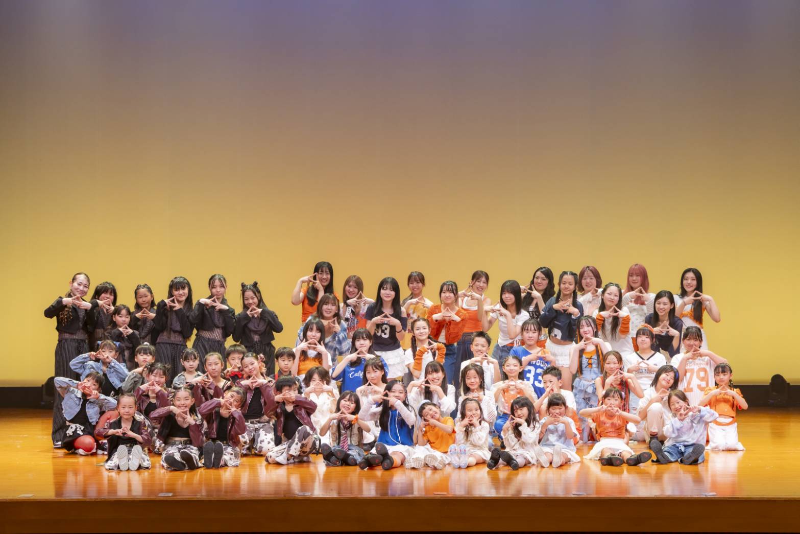 発表会のステージに並ぶ、幼児から大人までのDance Studio Avenirの生徒たち